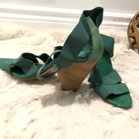 BCBGMaxAzria green elastic band and wooden heels - Picture 5 of 8